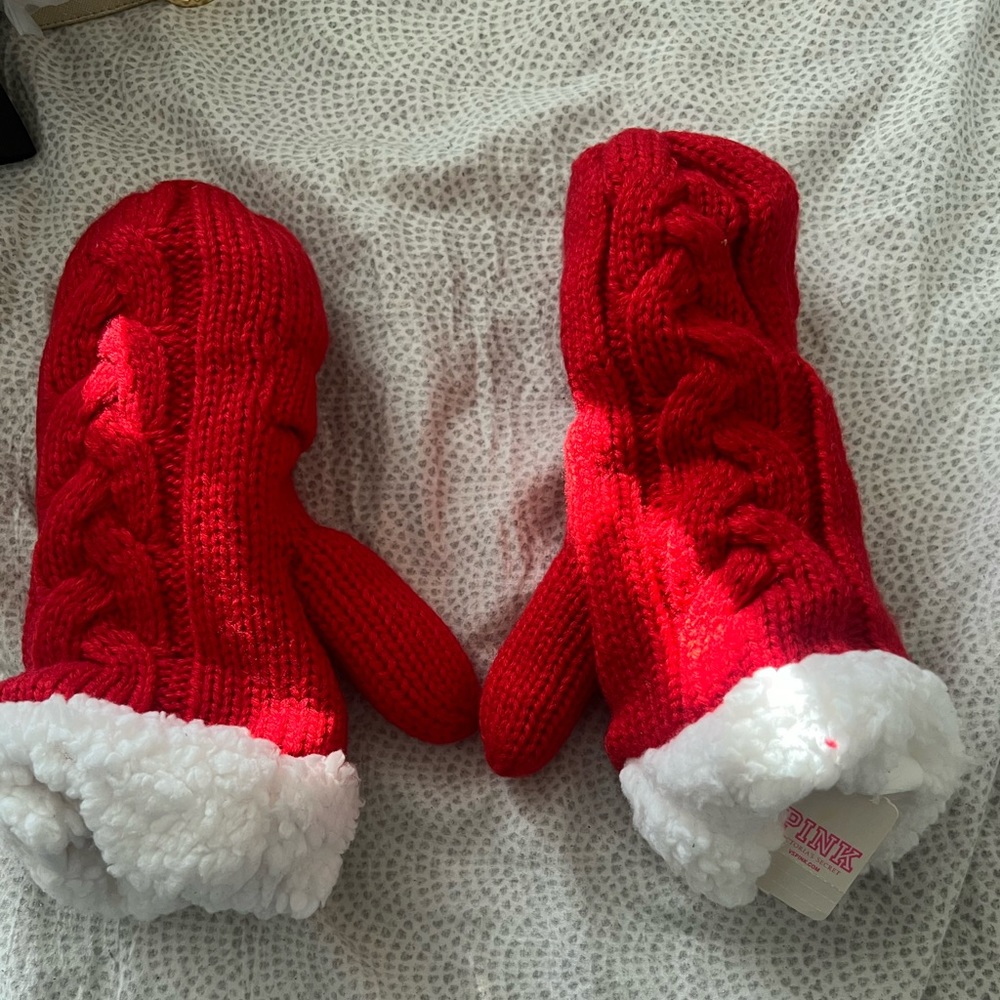 Pink Victoria secret women’s mittens new with tags